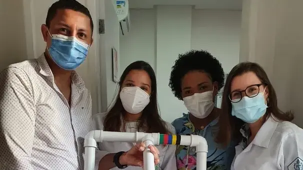 Alunos da pós-graduação em Fisioterapia Hospitalar criam protótipo durante estágio e doam equipamento para o HSI 